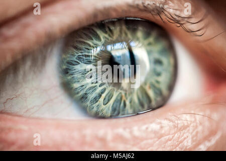 Ganz in der Nähe Makro Foto von einem menschlichen Auge mit sehr speziellen gemusterten Iris und flache Tiefenschärfe Stockfoto