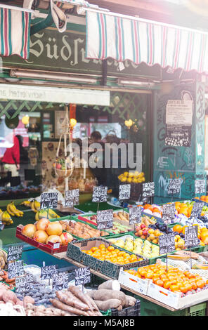 Einer von vielen kleinen Geschäften am Naschmarkt in Wien mit tropischen und exotischen Früchten. Die beliebten Naschmarkt hat seit dem 16. Jahrhundert. Stockfoto