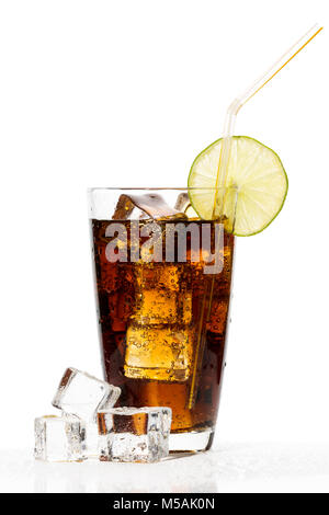 Nasses glas cola mit Eiswürfeln, Kalk und Stroh auf weißem Hintergrund Stockfoto