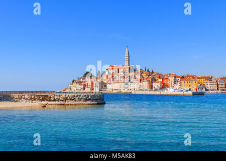 Schöne und gemütliche mittelalterliche Stadt Rovinj, bunte mit Häusern und Kirche am Hafen in Kroatien, Europa Stockfoto