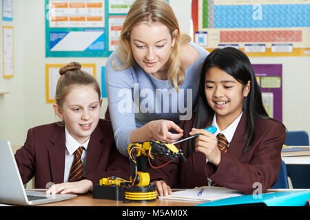 Lehrer mit Schülerinnen in der Wissenschaft Lehre Studium Robotik Stockfoto