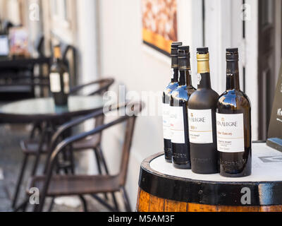 PORTO, PORTUGAL - 12. FEBRUAR 2018: Flaschen Portwein in Porto, Portugal verkauft. Stockfoto