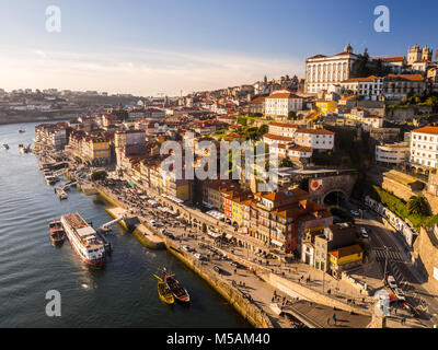 PORTO, PORTUGAL - 12. FEBRUAR 2018: die Altstadt von Porto, Portugal, wie vom Dom Luis Brücke gesehen, bei Sonnenuntergang. Stockfoto