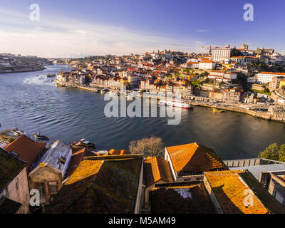 PORTO, PORTUGAL - 12. FEBRUAR 2018: die Altstadt von Porto, Portugal, wie von der anderen Seite des Douro Fluss gesehen, bei Sonnenuntergang. Stockfoto