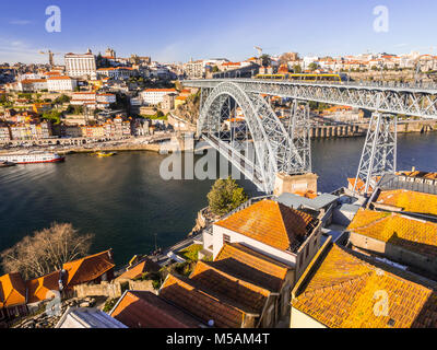 PORTO, PORTUGAL - 12. FEBRUAR 2018: die Altstadt von Porto, Portugal, wie von der anderen Seite des Douro Fluss gesehen, bei Sonnenuntergang. Stockfoto