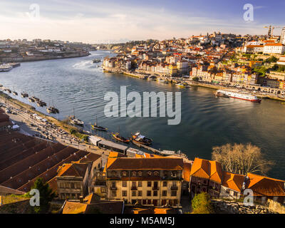 PORTO, PORTUGAL - 12. FEBRUAR 2018: die Altstadt von Porto, Portugal, wie von der anderen Seite des Douro Fluss gesehen, bei Sonnenuntergang. Stockfoto