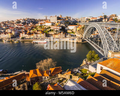 PORTO, PORTUGAL - 12. FEBRUAR 2018: die Altstadt von Porto, Portugal, wie von der anderen Seite des Douro Fluss gesehen, bei Sonnenuntergang. Stockfoto