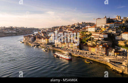 PORTO, PORTUGAL - 12. FEBRUAR 2018: die Altstadt von Porto, Portugal, wie vom Dom Luis Brücke gesehen, bei Sonnenuntergang. Stockfoto