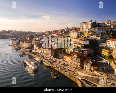 PORTO, PORTUGAL - 12. FEBRUAR 2018: die Altstadt von Porto, Portugal, wie vom Dom Luis Brücke gesehen, bei Sonnenuntergang. Stockfoto