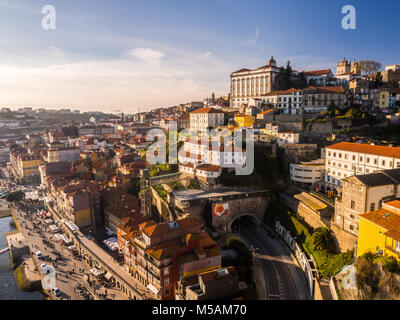 PORTO, PORTUGAL - 12. FEBRUAR 2018: die Altstadt von Porto, Portugal, wie vom Dom Luis Brücke gesehen, bei Sonnenuntergang. Stockfoto