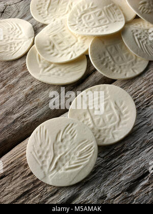 Traditionelle getrocknete Italienische Croxeti pasta Close up in rustikalem Ambiente auf Holz Stockfoto