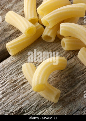 Traditionelle getrocknet Italaian Maccheroni di Toscana pasta Close up in rustikalem Ambiente auf Holz Stockfoto