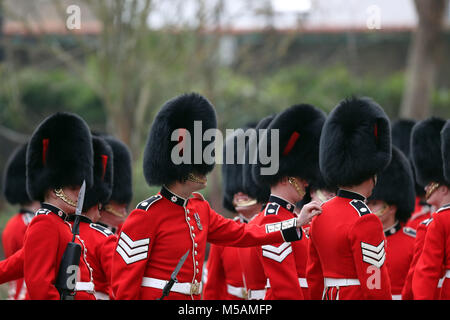 Soldaten aus dem 1 Bataillon Coldstream Guards machen last minute Berührungen ihrer einheitlichen, bevor sie von Major General Ben Bathurst am Victoria Kaserne in Windsor, Berkshire überprüft werden, in Vorbereitung auf die Farbe. Stockfoto