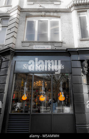 60 60 Sounds, Gitarre/Instrument/Music Shop an der Ecke des weltberühmten Denmark Street (oft Tin Pan Alley genannt), London WC2H, England, UK. Stockfoto