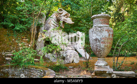 Statue eines Drachen, der Weisheit, der Kampf gegen einen Hund und Wolf, durch Piaer Francesco Orsini c. in Betrieb genommen 1513-84, die Renaissance Manierismus Statue Stockfoto