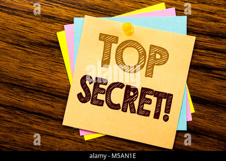 Konzeptionelle Hand schreiben Bildunterschrift inspiration Übersicht Top Secret. Business Konzept für militärische Top Secret geschrieben auf haftnotiz Papier auf Holz- b Stockfoto