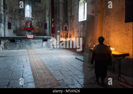 Frau mit brennenden Kerzen im Kloster Haghpat in der Lori Provinz Armenien, Stockfoto