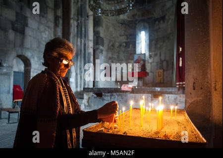 Frau mit brennenden Kerzen im Kloster Haghpat in der Lori Provinz Armenien, Stockfoto