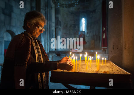 Frau mit brennenden Kerzen im Kloster Haghpat in der Lori Provinz Armenien, Stockfoto