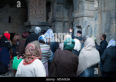 Tourguide erklärt die Bedeutung der Khachkar mit Kreuz im Kloster Haghpat. Stockfoto