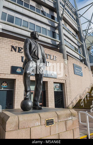 Newcastle United FC, mit Blick auf die Statue von Sir Bobby Robson außerhalb St James' Park Fußball Stadion in Newcastle upon Tyne, Tyne und Wear, England, Großbritannien Stockfoto