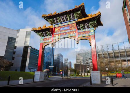 Newcastle Chinatown, Ansicht der paifang - oder zeremonielle Bogen - am Eingang der Chinatown in Newcastle upon Tyne, Tyne und Wear, Großbritannien Stockfoto