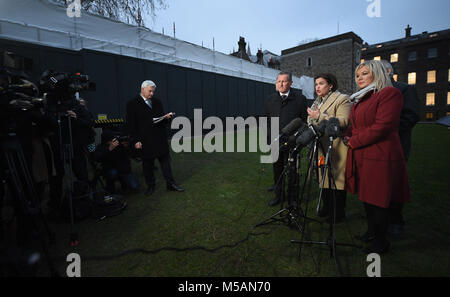 Sinn Fein vice president Michelle O'Neill (rechts) und Sinn Fein Präsident Mary Lou McDonald (Mitte) und Conor Murphy (links) im Gespräch mit den Medien auf College Green in Westminster, London. Stockfoto