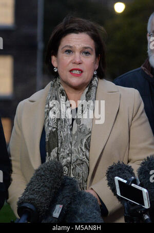 Sinn Fein Präsident Mary Lou McDonald im Gespräch mit den Medien auf College Green in Westminster, London. Stockfoto