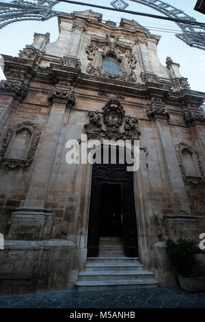 Die barocke Fassade der Chiesa di San Domenico, in der Altstadt von Martina Franca, Apulien, Italien Stockfoto