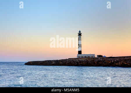 Cap d'Artrutx Leuchtturm, im äußersten süd-westlichen Punkt der Insel neben dem größeren Ferienort Cala En Bosch, Menorca, Balearen ist Stockfoto