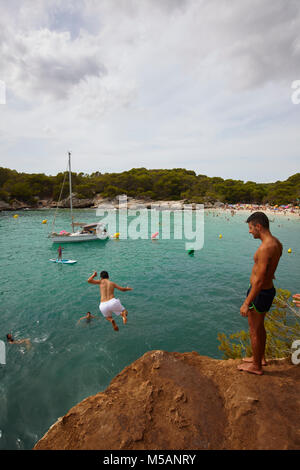 Tauchen vom Felsen in Cala en Turqueta, Menorca, Balearen, Spanien Stockfoto