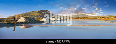 Bilder & Bilder der Haufen von Meersalz am Rande der Salinen von der World Wildlife Reserve von Saline di Trapani und Paceco Trapani, Sizilien. Stockfoto