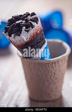 Vanilleeis mit Schokolade Cookies in schokoladegeschmack Kegel Stockfoto