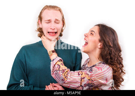 Böse Frau zu erdrosseln ihr Mann Stockfoto