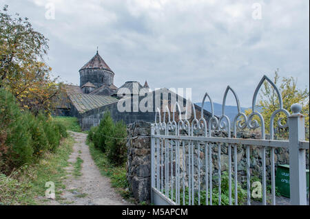 Pfad mit Zaun bis zum Eingang des Klosters Haghpat, Armenien. Stockfoto