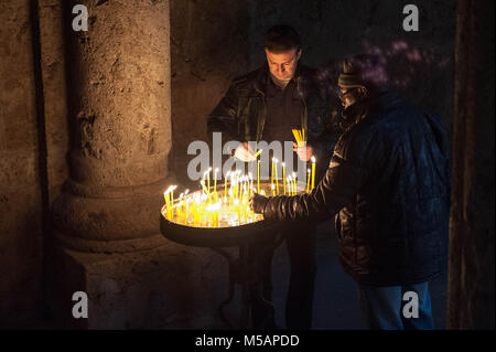 Zwei man brennende Kerzen in der Ecke der Gosh Kirche. Stockfoto