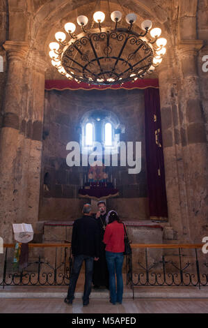 Ein paar und Priester am Altar der Gosh Kirche in Armenien. Stockfoto