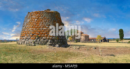 Bild und Bild des Byzantinischen romanische Kirche Santa Sabina und die prähistorischen Nuragischen Ruinen Nuraghe Santa Sabina, archäologische Stätte, M Stockfoto