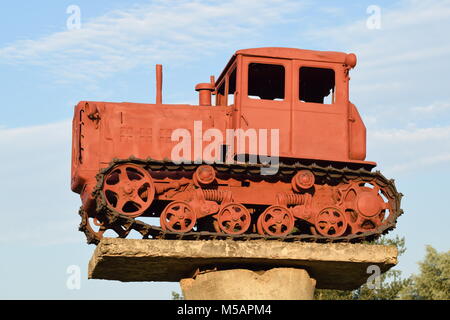 Russland, Temryuk - 15 Juli 2015: Traktor auf ein Podest. Denkmal landwirtschaftliche Maschinen Stockfoto