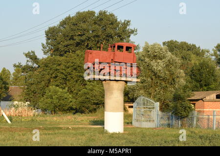 Russland, Temryuk - 15 Juli 2015: Traktor auf ein Podest. Denkmal landwirtschaftliche Maschinen Stockfoto