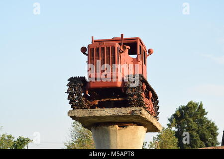 Russland, Temryuk - 15 Juli 2015: Traktor auf ein Podest. Denkmal landwirtschaftliche Maschinen Stockfoto