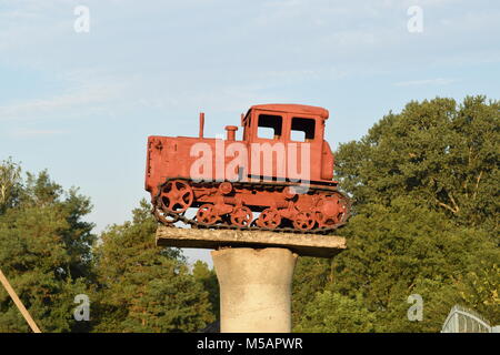 Russland, Temryuk - 15 Juli 2015: Traktor auf ein Podest. Denkmal landwirtschaftliche Maschinen Stockfoto