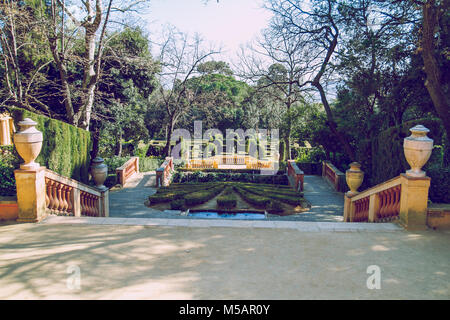 Sommer alten Pavillon von Teichwasser. Parc del Laberint. Barcelona, Spanien. Reisen Foto 2013. Stockfoto