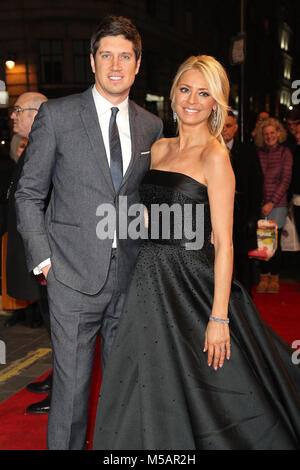 Vernon Kay und Tess Daly Ankommen bei der BBC event Bruce: eine Feier im London Palladium, die das Leben der späten Entertainer Sir Bruce Forsyth nachkommen wird. Stockfoto