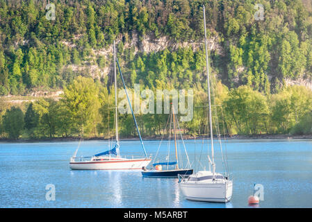 Boote auf dem Walensee mit den Alpen im Hintergrund, auf einem sonnigen Tag des Sommers, im Kanton St. Gallen, Schweiz. Stockfoto