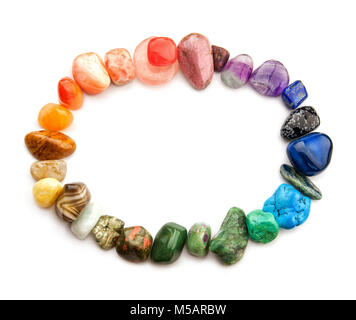 Farbspektrum - Edelsteine in verschiedenen Farben in oval Grenze, auf weißem Hintergrund, Kristalle für alternative Heilmethoden oder Entspannung. Stockfoto