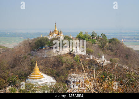 Goldene Pagode und Stupas auf dem Sagaing Hill in Mandalay, Myanmar (Burma) an einem sonnigen Tag. Stockfoto