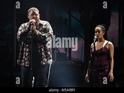 Rag 'n' Bone Mann auf der Bühne bei den BRIT Awards 2018 zeigen, in der O2 Arena, London durchführt. Redaktionelle Verwendung. Stockfoto