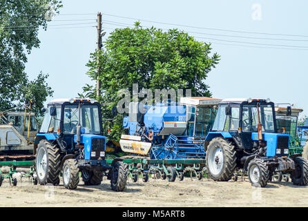 Russland, Temryuk - 15 Juli 2015: Traktor, in einer Reihe stehen. Landwirtschaftliche Maschinen. Parken von landwirtschaftlichen Maschinen Stockfoto