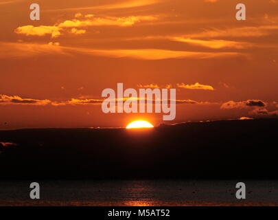 AJAXNETPHOTO. Kanal, England. - WINTER SONNENUNTERGANG - SONNE durch die Wolken über dem Kanal. Foto: Jonathan Eastland/AJAX REF: GX8 181702 592 Stockfoto